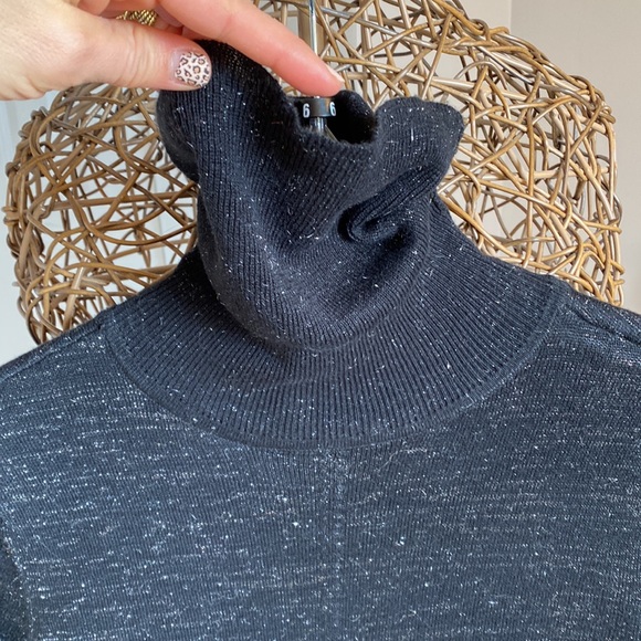 Simply Vera Vera Wang black turtleneck tunic sweater size small gold accent - Picture 5 of 6